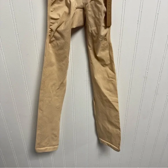 Skims Everyday Sculpt Above The Knee Short Sand XXS - Picture 3 of 9